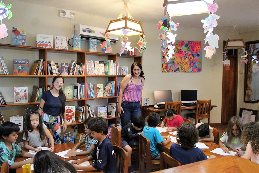 Nat Hab travelers were ‘super happy about the entire project’ upon a visit to the library with Nat Hab Expedition Leader Sofia Darquea De Witt, Vice President of AGIPA and one of the project’s volunteers.